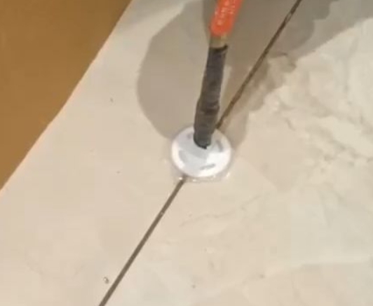 怀化市瓷砖空鼓维修公司专业解答瓷砖在铺贴过程中，如果没有涂抹均匀到位的粘结材料（如水泥砂浆或瓷砖胶），可能会导致以下问题