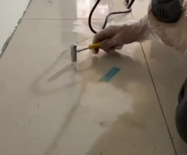 怀化市瓷砖开裂维修公司专业分享瓷砖在铺贴前如果没有沥干水分，将会导致以下问题