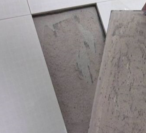 怀化市瓷砖空鼓维修公司分享瓷砖铺贴时如果打浆（即涂抹在瓷砖背面和基层上的砂浆或瓷砖胶）过少，会带来以下问题